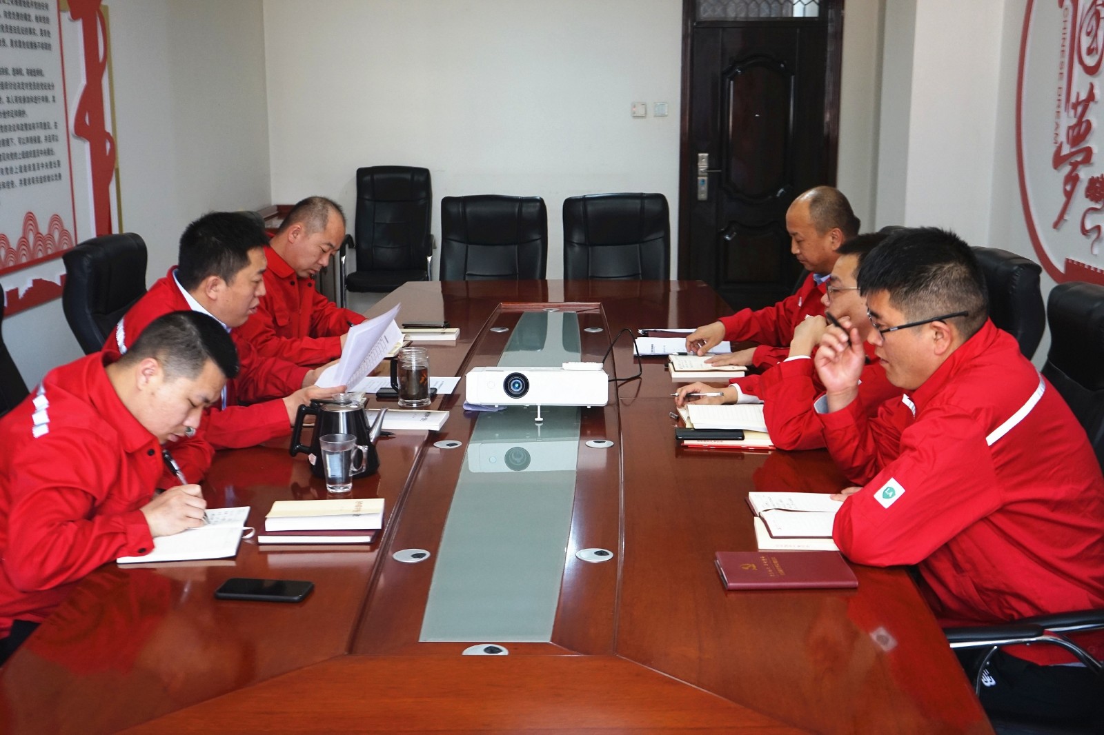 陜西保隆能源科技有限公司召開黨史學(xué)習(xí)教育動員大會.jpg