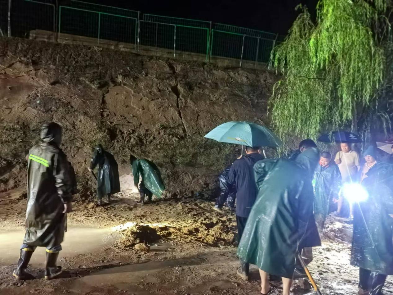 1723621190917561YyW3.jpg 油氣工程公司王渠則站組織全員“戰(zhàn)暴雨、搶排險、保安全”.jpg